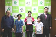 左から今団長・藤原選手・佐々木選手・南選手・加藤市長