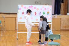 1・2年生から寄せ書きを手渡し