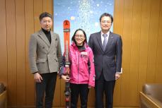 左から寺島コーチ、泉選手、加藤市長