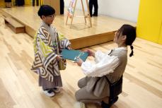 保護者へ証書を渡す1