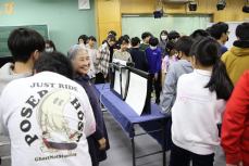 笑顔で話す田村氏