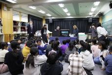 校長先生も教頭先生も一緒に紙芝居台を見学