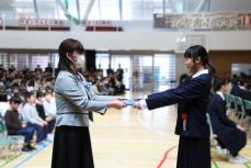 卒業証書を保護者へ渡し、感謝を伝える