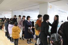 在校生に見送られ学校を後に。教頭先生と別れのハイタッチ。