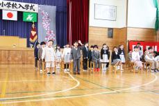 新入生紹介で名前を呼ばれ、元気よく返事をし立ち上がる新1年生（ステージ右側）