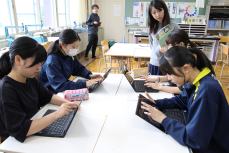 生徒それぞれのスケッチを確認するかわい氏