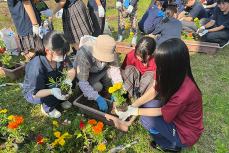 いっしょに花植え作業