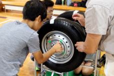 タイヤの組み立て作業