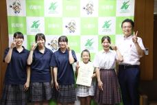 みんなかわいく笑顔でピース