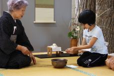 お茶菓子のお饅頭、お作法のとおりに頂戴します