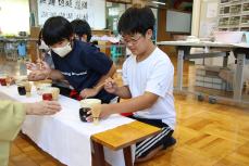 高学年はお茶をたてる体験もします。