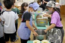 給食当番、配膳中