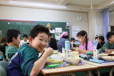 カレー食べながらカメラ目線。こぼしちゃうよ!