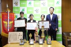 たくさんの功績とともに記念写真