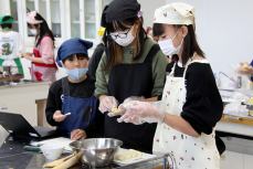 ポテトでギョーザ、うまく包めるかな?
