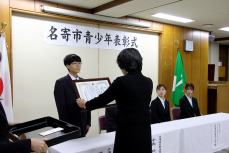 教育長から後藤さんに賞状授与