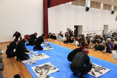 書道クラブの書道パフォーマンス