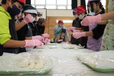 みんなで丸めます