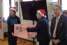 児童会長にプレゼントを手渡し