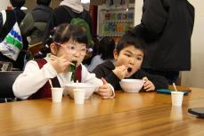 大きな口を開けて「あむっ！」