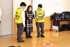 情報技術科の生徒に操縦を教わる