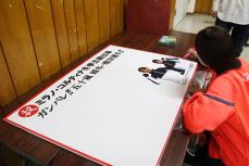 メッセージボード、瑠奈選手がサインを書く