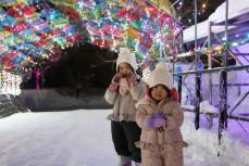 イルミネーションの前でポーズ