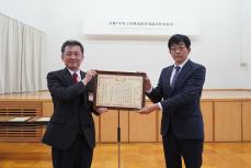 賞状を受け取る石本校長