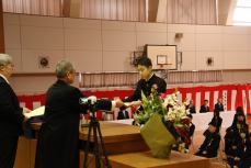 名中、卒業証書授与