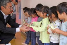 2歳児に渡しているところ2