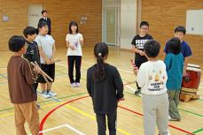 中名寄小学校と南小学校の児童が自己紹介をして交流しているところ