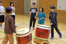 中名寄小学校の児童にあわせて太鼓をたたく練習をしている南小学校児童