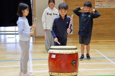 中名寄小学校の児童に太鼓のたたき方を教わる南小学校児童一枚目