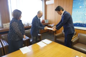 左から、大野副委員長、堀川委員長、加藤市長