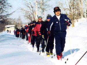 歩くスキーを楽しむ市民の写真