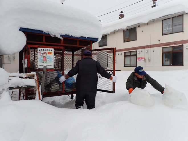 雪が積もったごみステーション