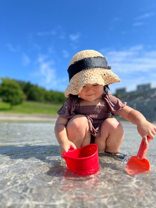 水遊びする女の子