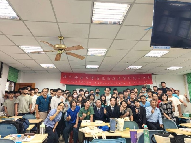 嘉義大学の大学生たちと記念撮影