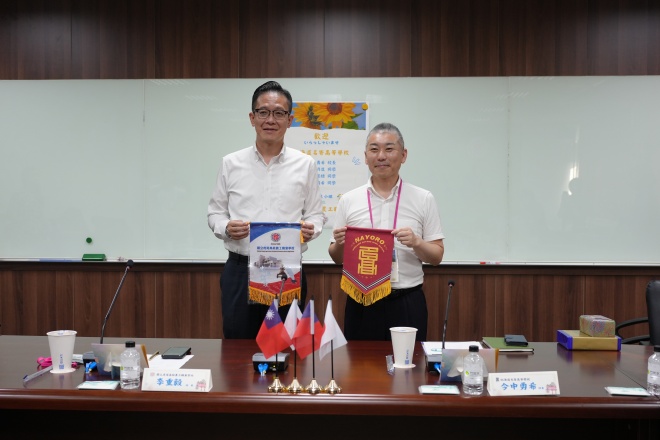 李校長と記念品交換