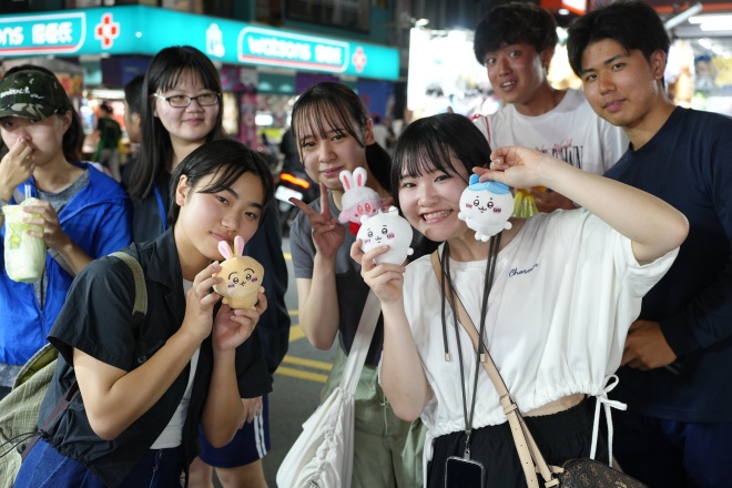 中山大学生と一緒に六合夜市を見学