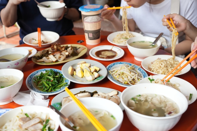 中山大学西湾学院呉亦昕先生が現地のラーメン屋さんを案内してくれた