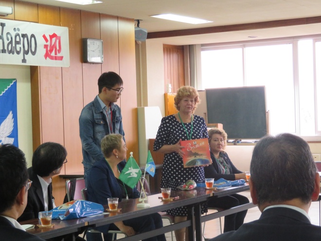 8月23日市長表敬訪問にてガリーナ議長から記念品贈呈