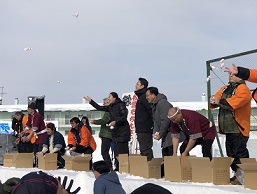 雪質日本一フェスティバルでのもちまきの写真