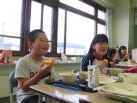 給食で庄内柿を食べる様子