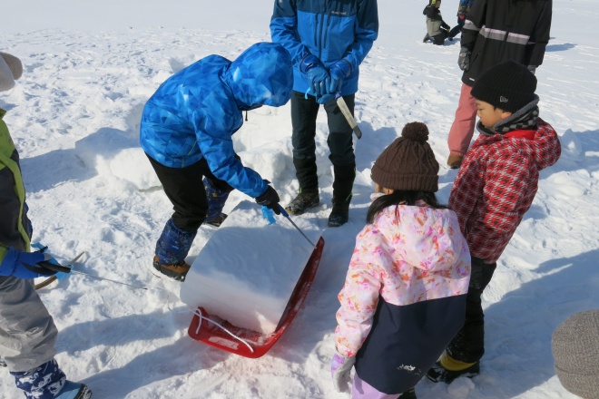 イグルー作りの様子