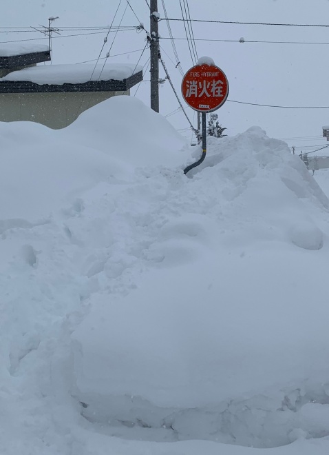 除雪の雪により埋まった消火栓