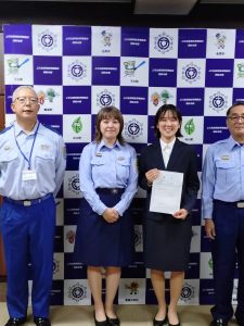 入団辞令書を持つ齋須愛菜（さいす あいな）さん