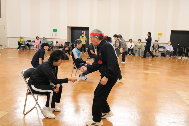 来賓とじゃんけん勝負の様子