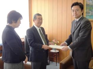 池会長、山上副会長より市長へ答申書を手渡す