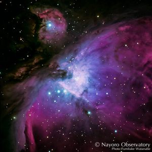 オリオン大星雲（M42、中央）とM43（左上）